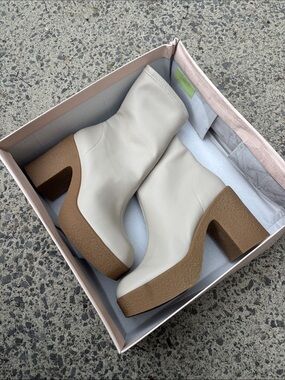 Chinese Laundry Callahan Cream Platform Ankle Boots with Block Heel Size 8.5